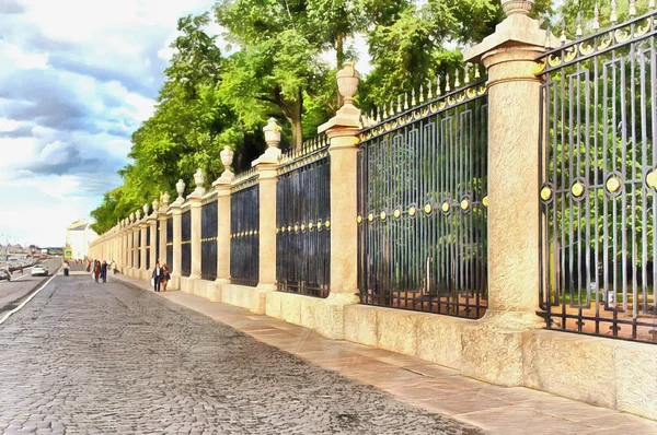 Bella recinzione del giardino estivo e argine del palazzo — Foto Stock