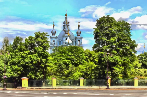 Купола Смольного собора среди зеленых деревьев — стоковое фото