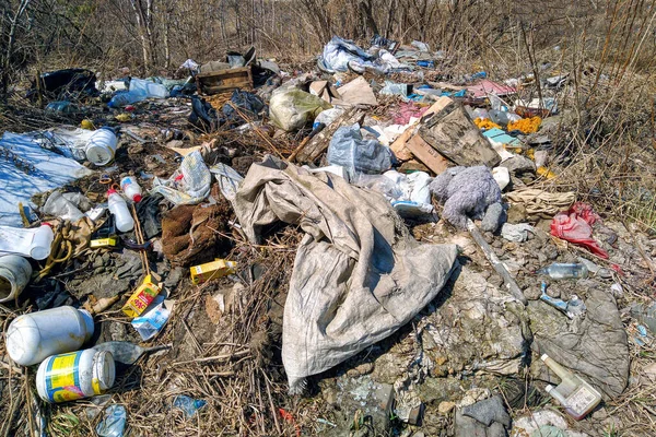Hay una gran pila de basura sucia en el bosque . — Foto de Stock