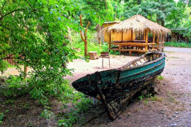 Afrika Aborjin Köyü 'nde tekne ve ahşap ev