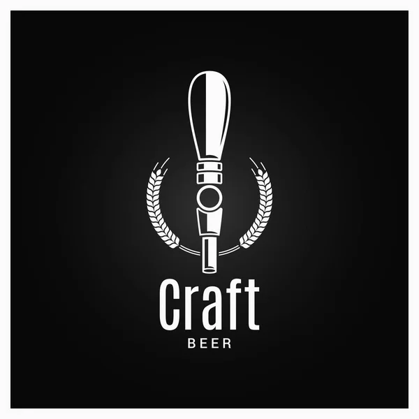 Logotipo da torneira de cerveja. Etiqueta de cerveja artesanal em fundo preto — Vetor de Stock