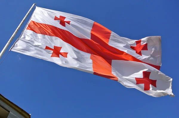 Georgische Vlag Zwaaien Wind Tegen Blauwe Hemel — Stockfoto