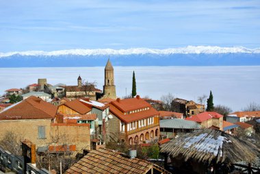 Panoramik Signaghi şehrin yoğun bulutlar ile kapak Alazani vadisinde arka planda, Georgia 