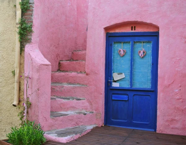 Niebieskie Drzwi Pastelowy Róż Budynku Collioure Francja — Zdjęcie stockowe