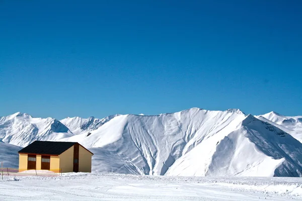 Malebný Pohled Opuštěného Domu Pozadí Zasněžené Horské Lyžařské Středisko Gudauri — Stock fotografie