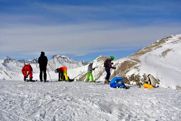 Bir grup insan Gudauri Kayak Merkezi, Georgia snowboard için hazırlanıyor 