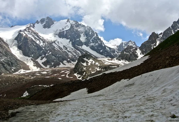 görünümünü Çimbulak Kayak Merkezi, Almatı, Kazakistan 