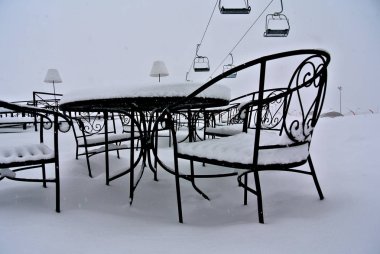 Teleferik Gudauri Kayak merkezinde, Georgia altında kışın Cafe