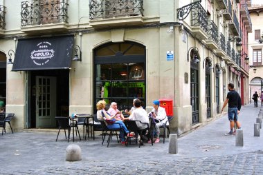 Zaragoza, Aragon / İspanya - 16 Eylül 2016: sonbahar günlük sokak hayatı. Yerel kadın San Felipe İspanyol geleneksel kahve molası sırasında kare terasta onların içecek yudumlarken konuşuyor