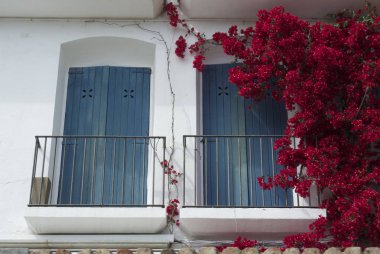 Pembe çiçeklerle çevrili Akdeniz mavi balkon.