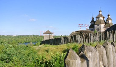 Zaporizhzhia, Ukrayna, Khortica Adası'nda eski ahşap binaların görünümü 