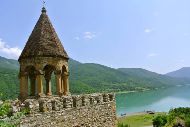 Antik kuleye bakış dağlar arka planda, Ananuri, Gürcistan