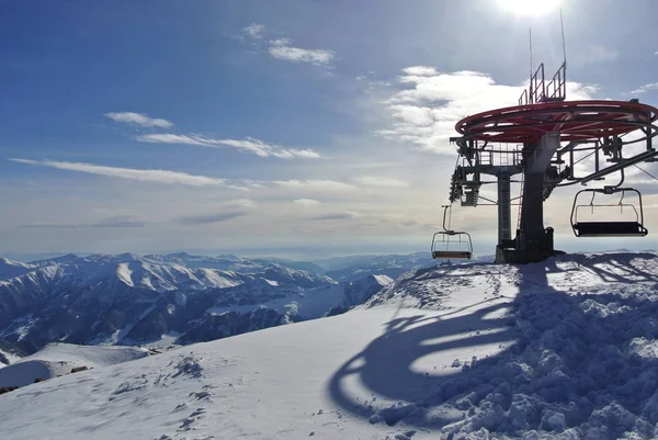 Teleferik Gudauri, Gürcistan, dağın tepesinde görünümünü 