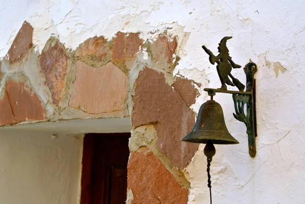 Zbliżenie Wieku Bell Nad Drzwiami Trasmoz Village Hiszpania — Zdjęcie stockowe