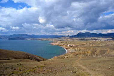 deniz ile kurak alan görünümünü mavi gökyüzü arka plan üzerinde