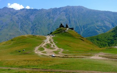 eski kilise Dağları arka planda, Kazbegi, Gürcistan görüntülemek 