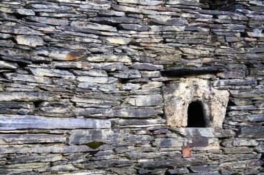 Shatili, Gürcistan, yaşlı binanın sarhoş duvar penceresinde