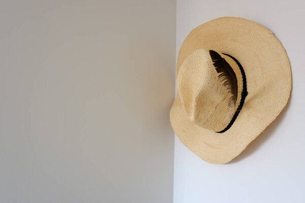 закрыть шляпу из соломы, висящую на стене
