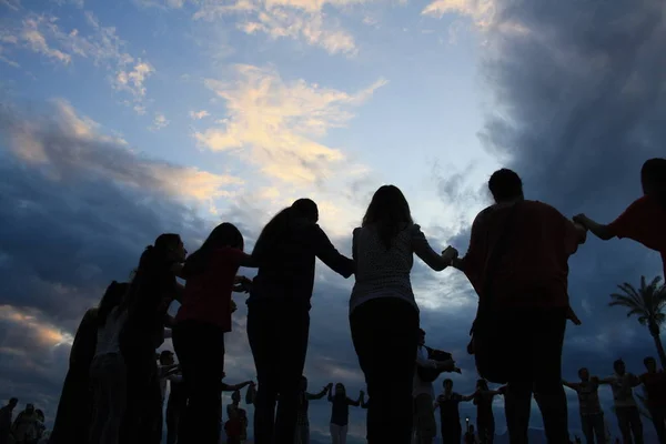 Antalya, Türkiye - 20 Mayıs 2012: Silhouettes horon ya da khoron dans ve el ele insanların