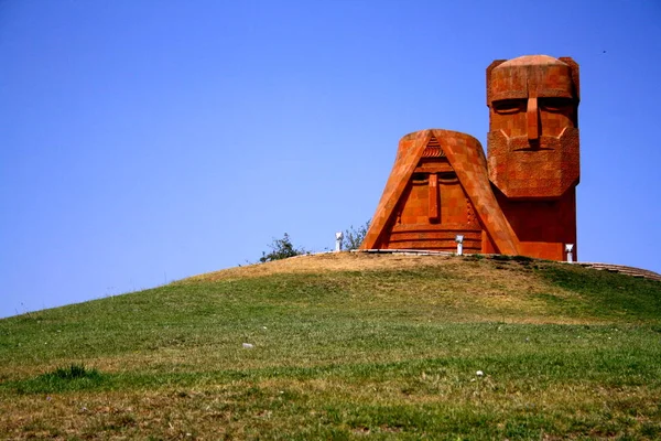 Karabağ, Ermenistan-23 Ağustos 2014: Dedesi Artsakh Ermeniler adlandırdığımız tanınmayan Cumhuriyeti'nin girişinde heykeli. 