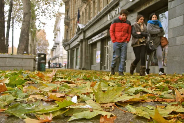 Personas Caminando Por Calle Temporada Otoño Tiflis Georgia — Foto de Stock