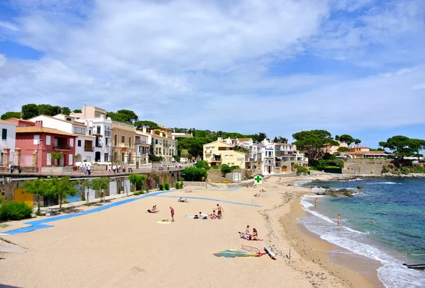 Görünüm turist Calella de Palafrugell, Catalonia, İspanya