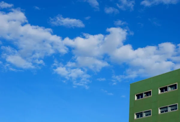 Минималистичный Городской Фон Зеленым Домом Против Голубого Неба Облаками — стоковое фото