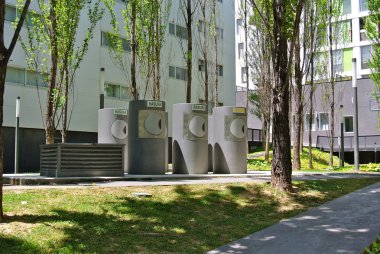 Zaragoza, İspanya - 3 Temmuz 2018: Yeraltı çöp tenekeleri ayrı toplama ve geri dönüşüm için organik yeşil ile topraklarına uygun