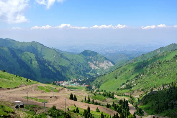 Almatı, Kazakistan Güney-Doğu eteklerinde dağ Vadisi üzerinde Üstten Görünüm