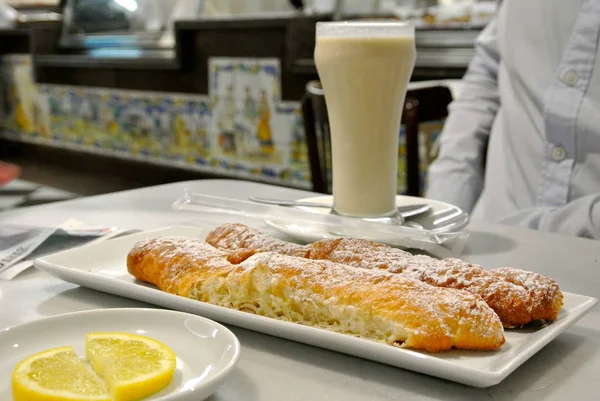 Sarı somun saz çöl ile yapılan geleneksel Valensiya içki bardak tablo bir kafede farton çağrıda