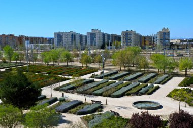 Zaragoza, Ispanya-Mart 27, 2019: Park ve Konut binaları görünümü. Genç aileleri ve çevre dostu inşaatı desteklemek için şehir konseyleri programının bir parçası olarak geliştirilmiştir