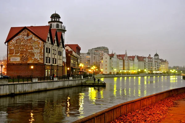 Kaliningrad, Rusya-17 Kasım 2012: Şehir Kıyısı akşam görünümü