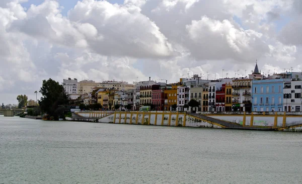 Nuvens Volumétricas Pesadas Sobre Linha Rio Guadalquivir Sevilha Andaluzia Espanha — Fotografia de Stock