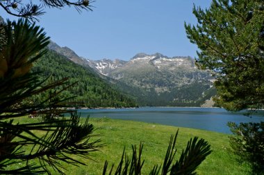 Aragnouet yakınlarındaki Oredon gölü, Pireneler'in Fransız tarafı, Fransa