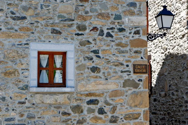 Alto Gallego Lanuza köyünün ana sokak, Huesca ili, Aragon