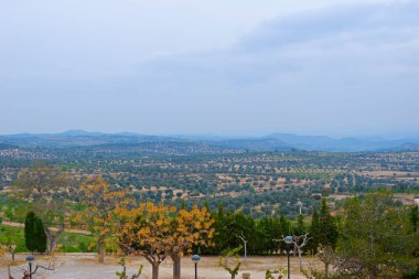 mavi gökyüzü arka planda renkli ağaçlar ile vadi görünümü 