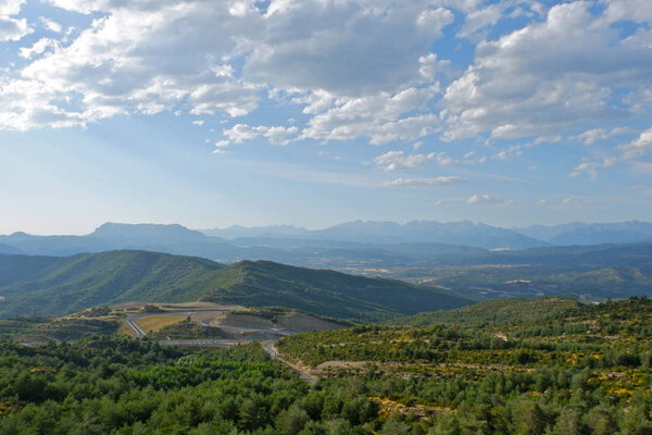 вид с дороги на гору у фонтана Арагон, Испания
