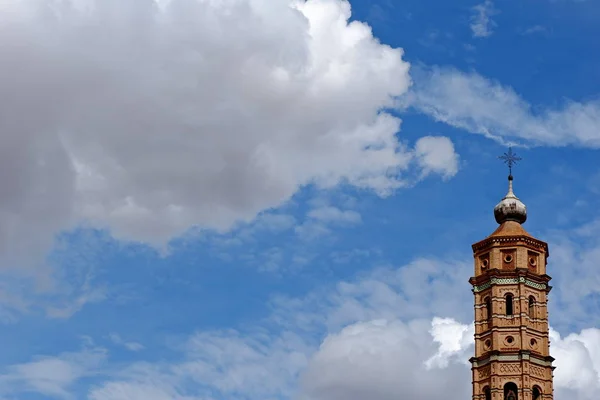 Katholieke Kerktoren Mudejar Stijl Blauwe Hemel Achtergrond — Stockfoto