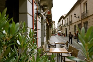 Jaca, İspanya - 15 Eylül 2019: Siesta saatinde rahat şehir caddesi
