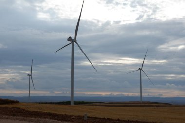 İspanya 'nın Teruel bölgesindeki enerji rüzgar değirmenlerinin manzarası 