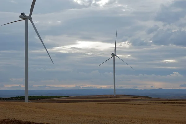 İspanya 'nın Teruel bölgesindeki enerji rüzgar değirmenlerinin manzarası 