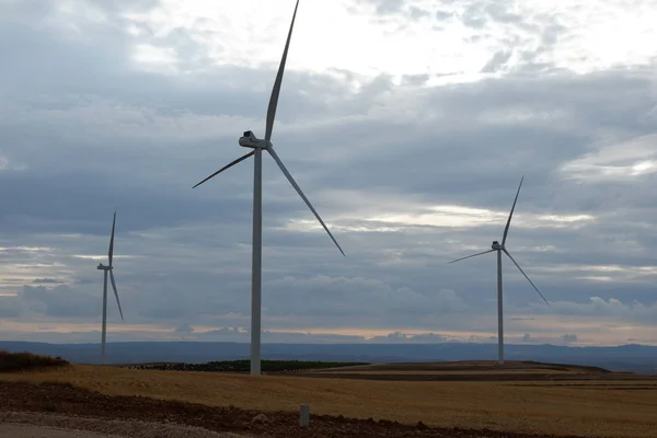 İspanya 'nın Teruel bölgesindeki enerji rüzgar değirmenlerinin manzarası 
