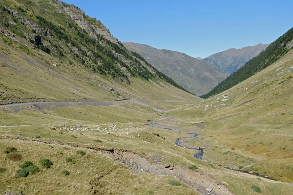 Pireneler 'in dağ geçidi manzarası, İspanya ile Fransa arasındaki sınır. 