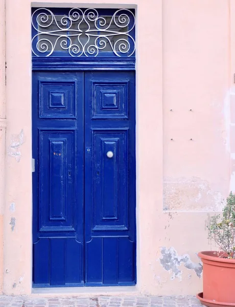 Stare Głębokie Niebieskie Podwójne Drzwi Zewnątrz Zamknięte Wejście Biur Lub — Zdjęcie stockowe