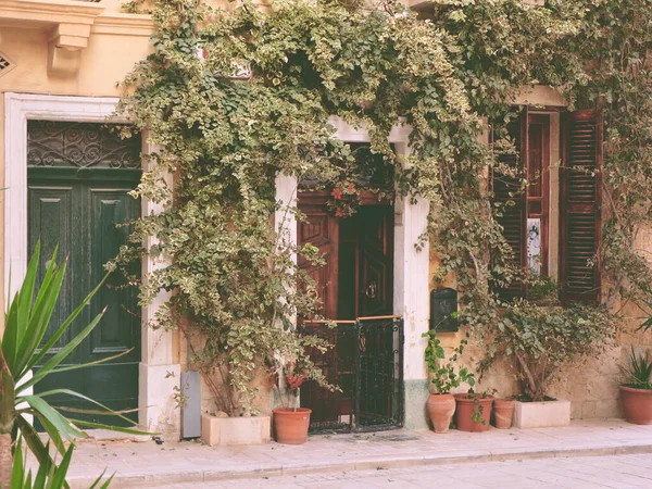 Birgu Malta Daki Eski Sokağın Geçmişi Klasik Kapıları Pencereleri Olan — Stok fotoğraf