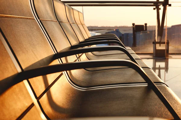 Línea Sillas Vacías Aeropuerto Internacional Atardecer — Foto de Stock