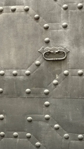 金属グレーのドアの要素の垂直写真 ダーク鍛造鉄材料 金属表面上の特定の穀物 芸術的トーニング — ストック写真