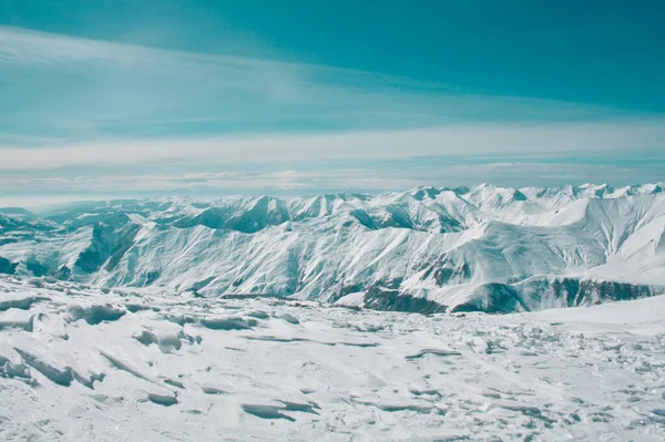 루지야 구데우리에 눈으로 산봉우리들의 정상에서 바라본다 낮에는 하늘에 구름이 입니다 — 스톡 사진