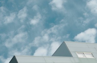 Gökyüzüne karşı basit şehir çizgileri