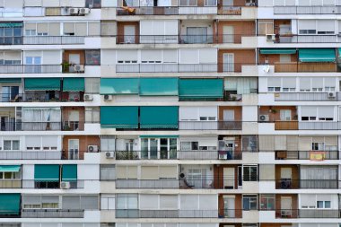 Barrio del Pilar, Madrid / İspanya - 31 Ağustos 2020: Şehrin kentsel kesiminde çoğunlukla yaşlıların yaşadığı tipik yüksek nüfuslu bölge cephesi